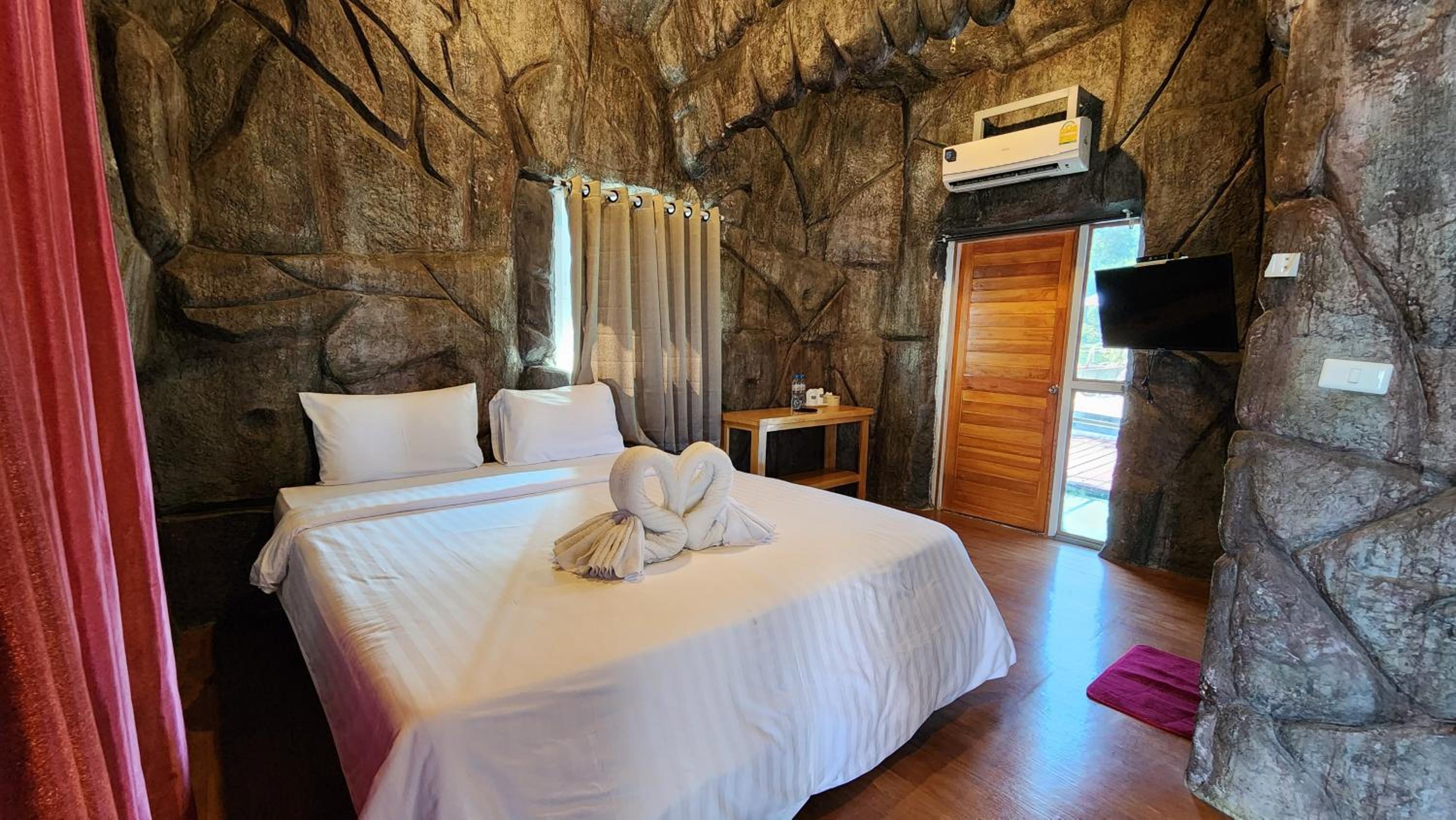 King Room with Lake View - Photo 4