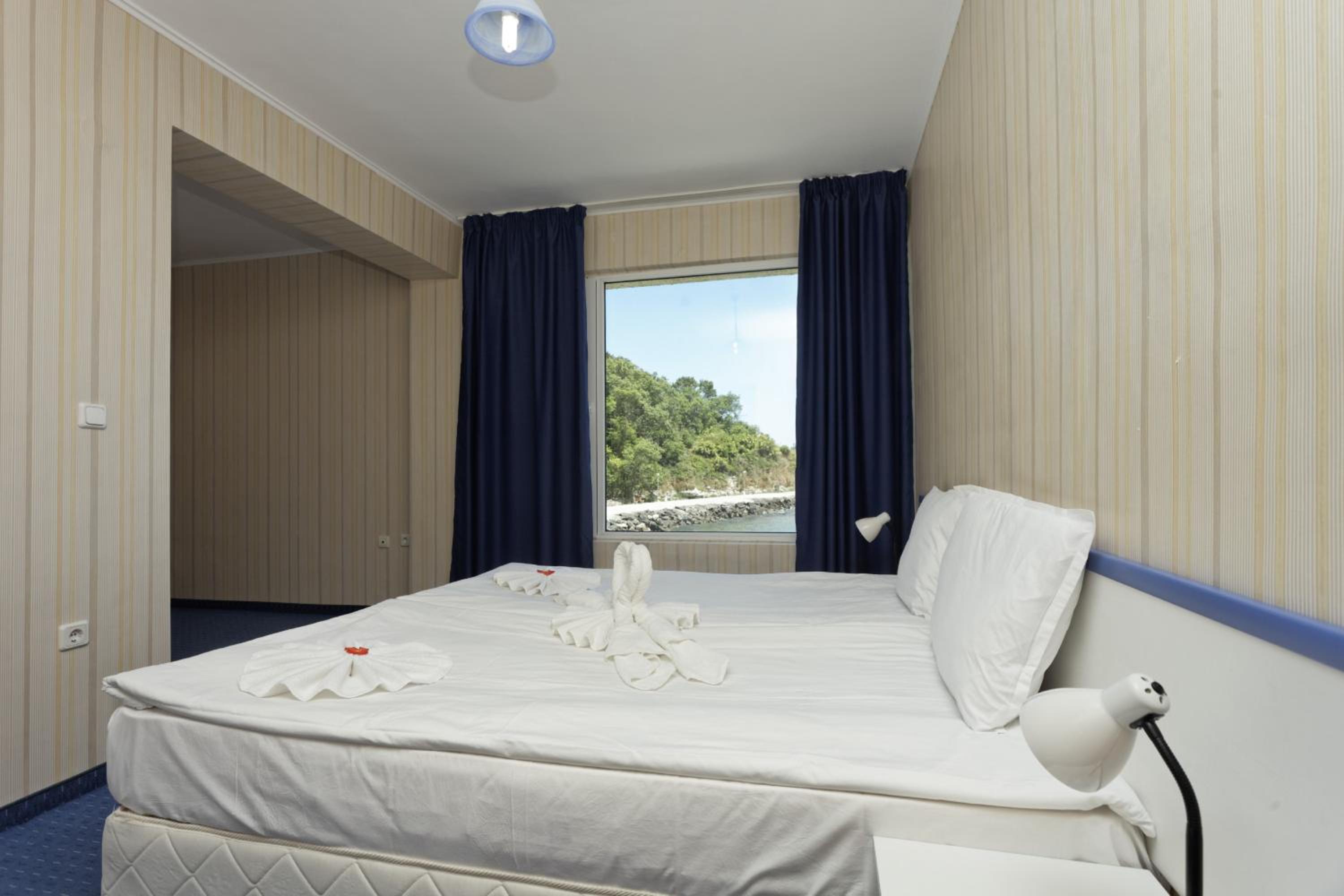 One-Bedroom Apartment with Sea View photo 2