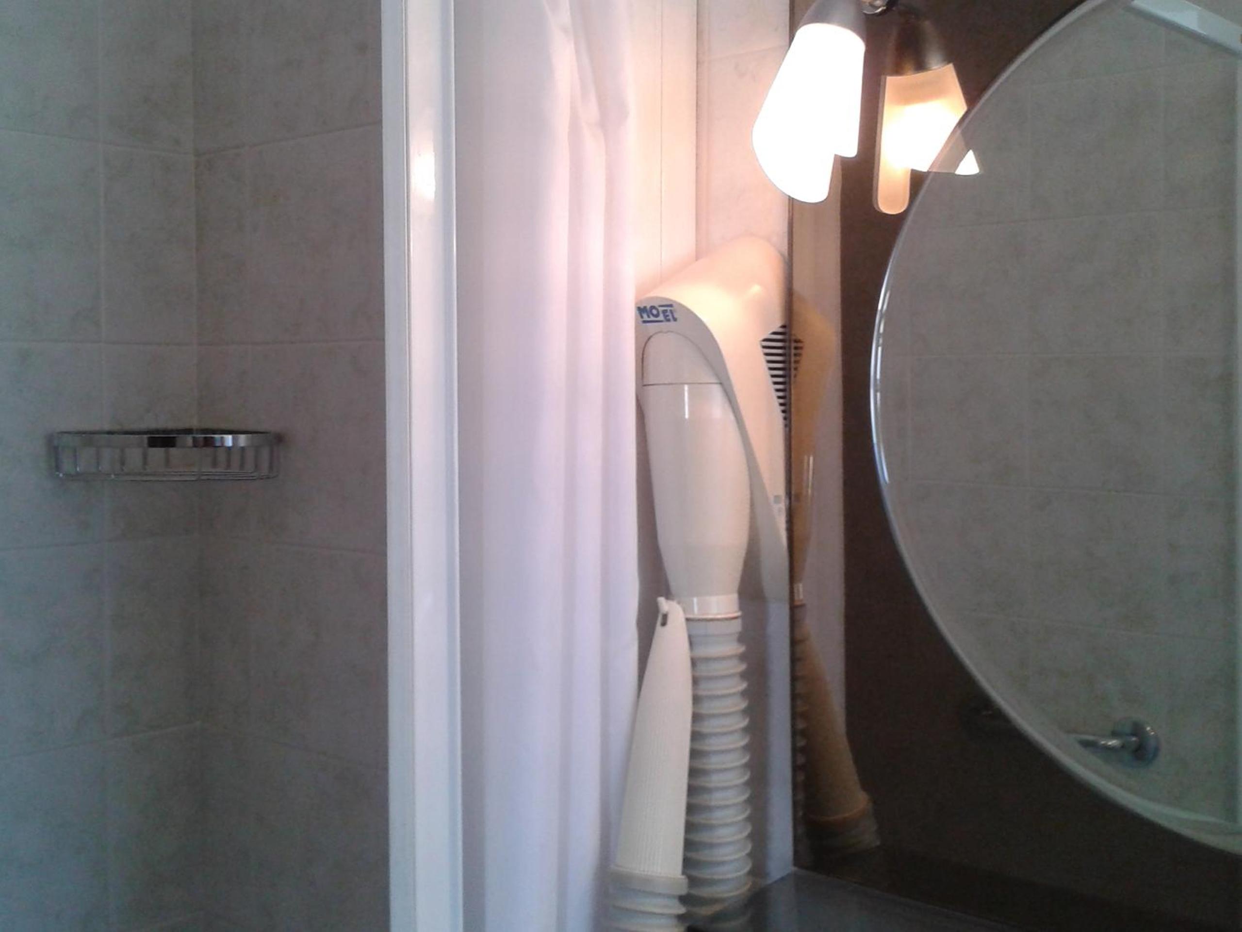 Triple Room with Balcony - Photo 10