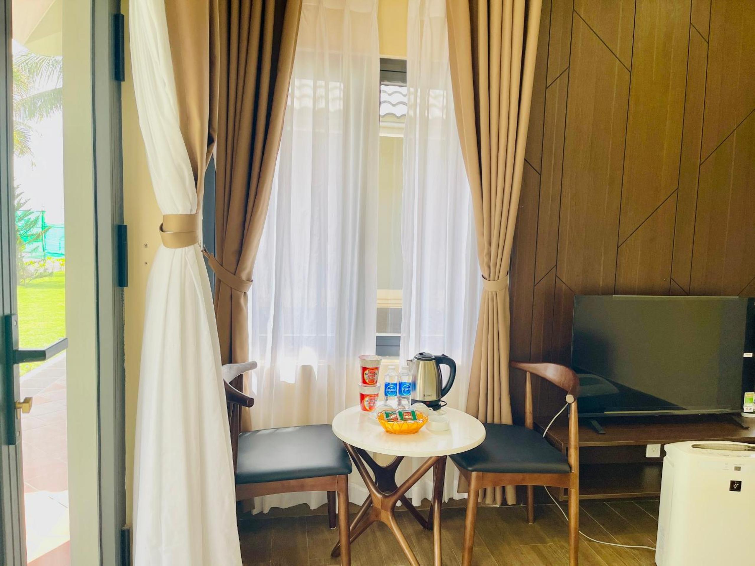 Deluxe Double Room with Side Sea View