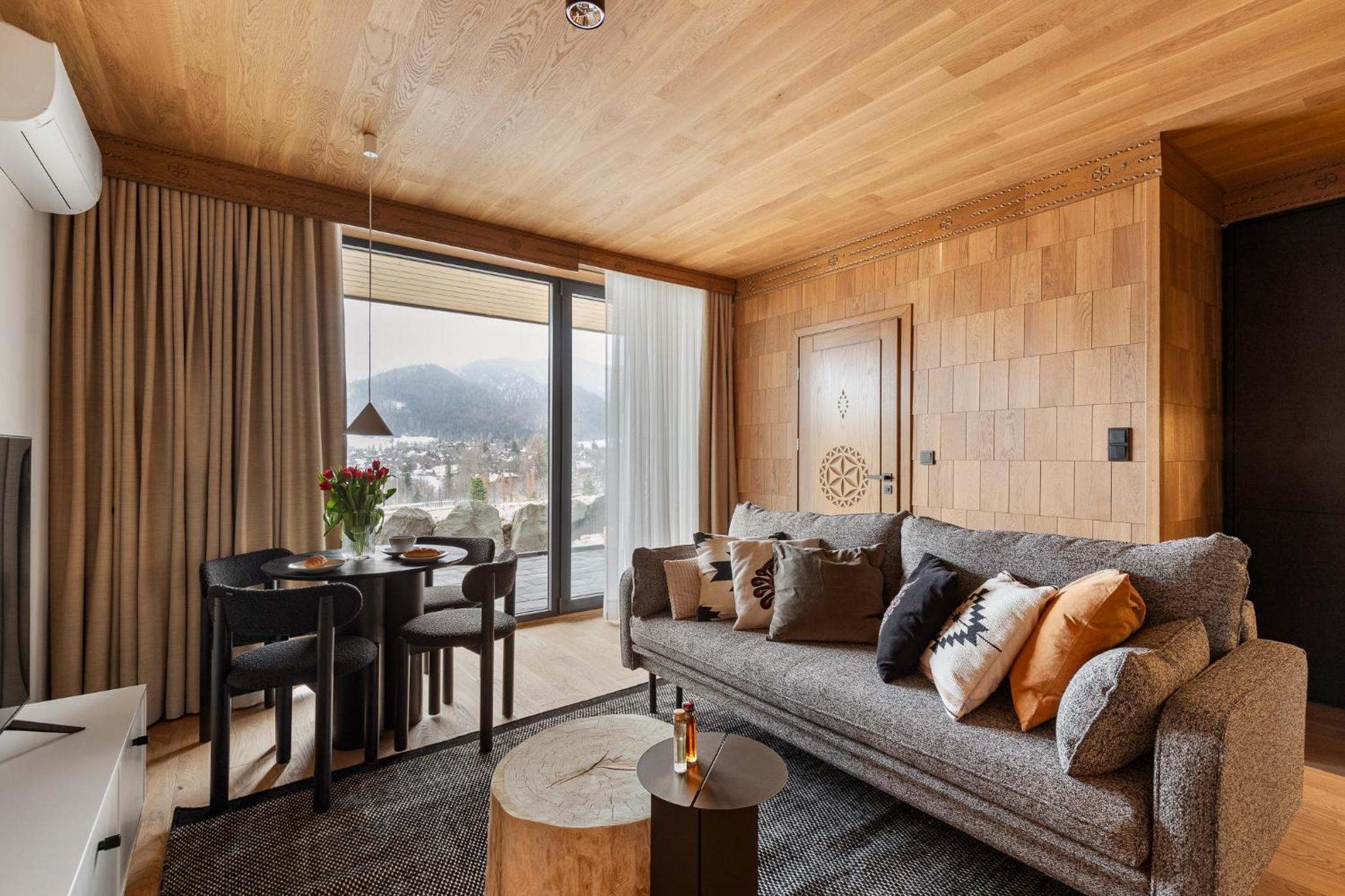 Apartment with Mountain View