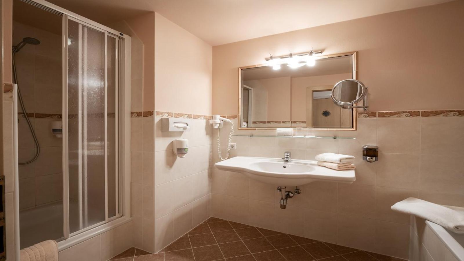 Deluxe Double or Twin Room with Balcony photo 3
