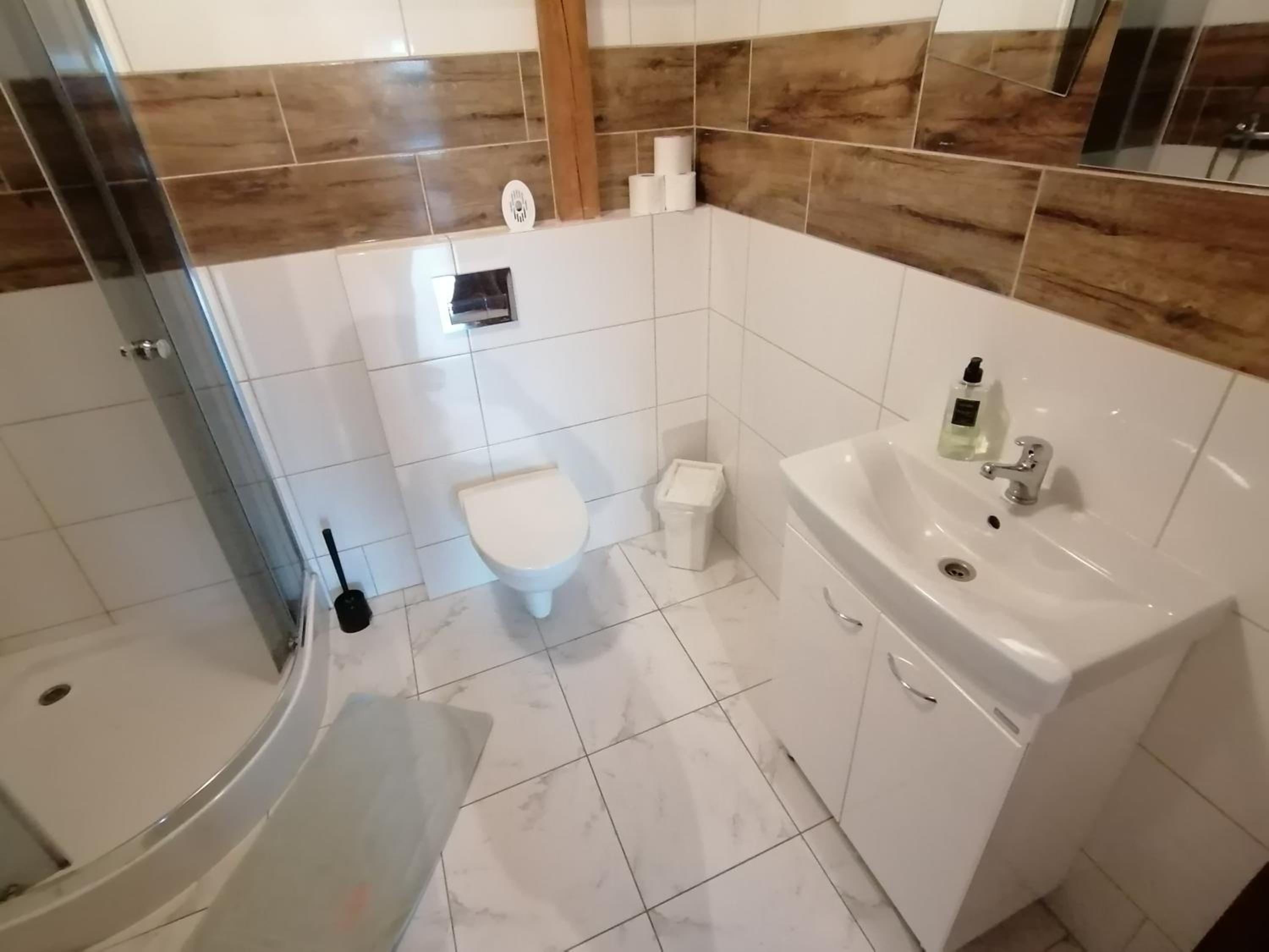 Quadruple Room with Bathroom - Photo 7