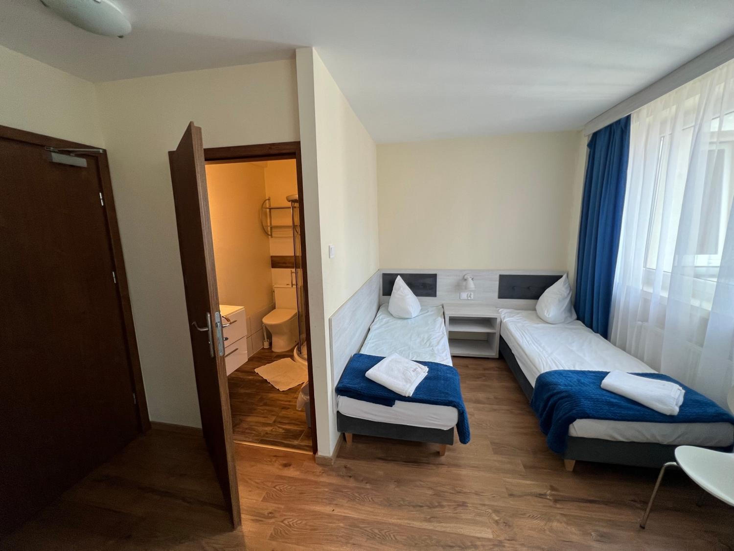 Quadruple Room with Private Bathroom photo 3