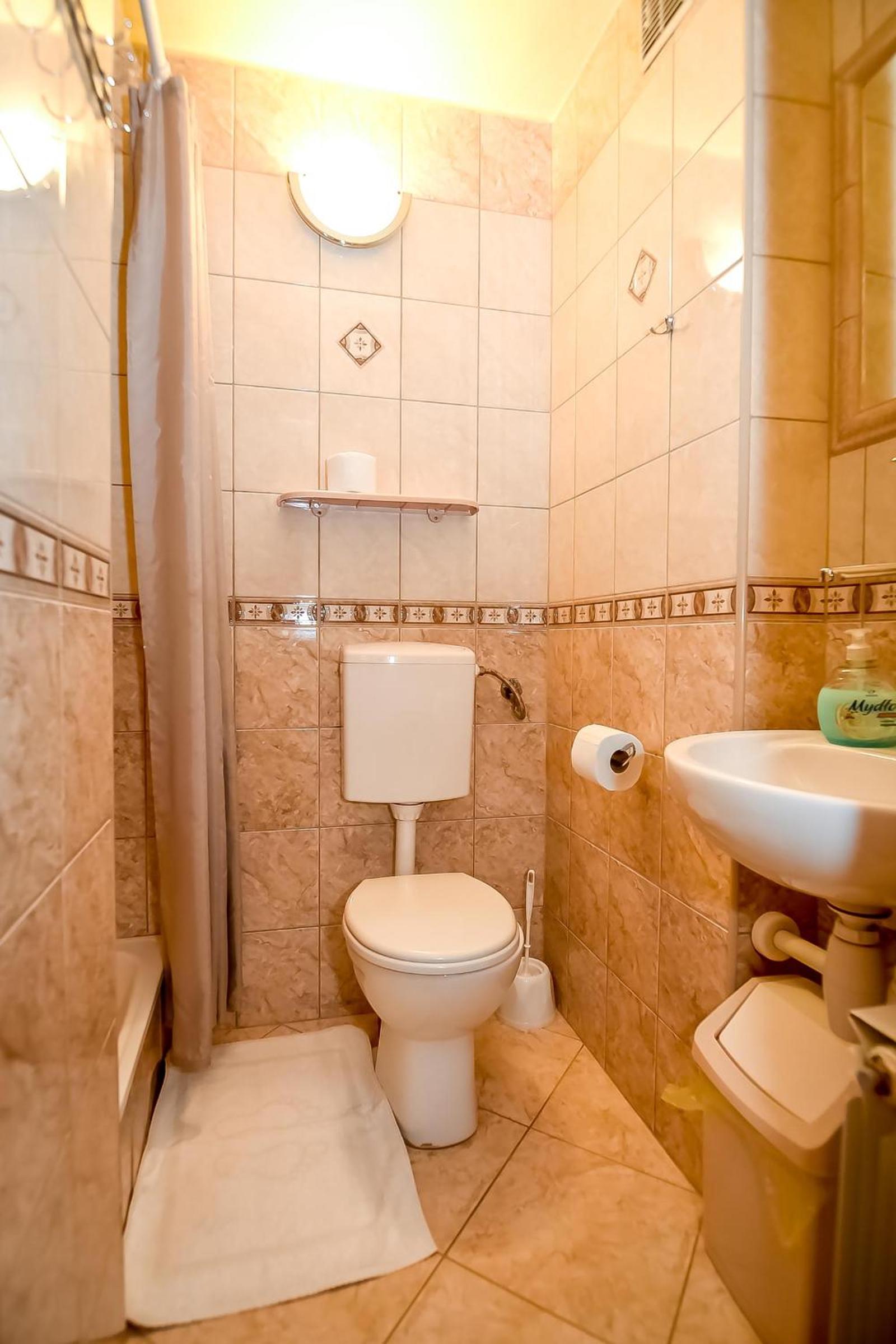 Family Room with Private Bathroom - Photo 58