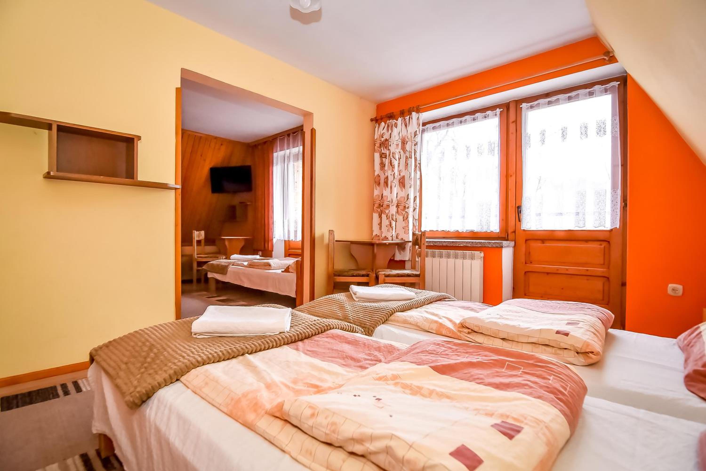 Quadruple Room with Private Bathroom - Photo 16