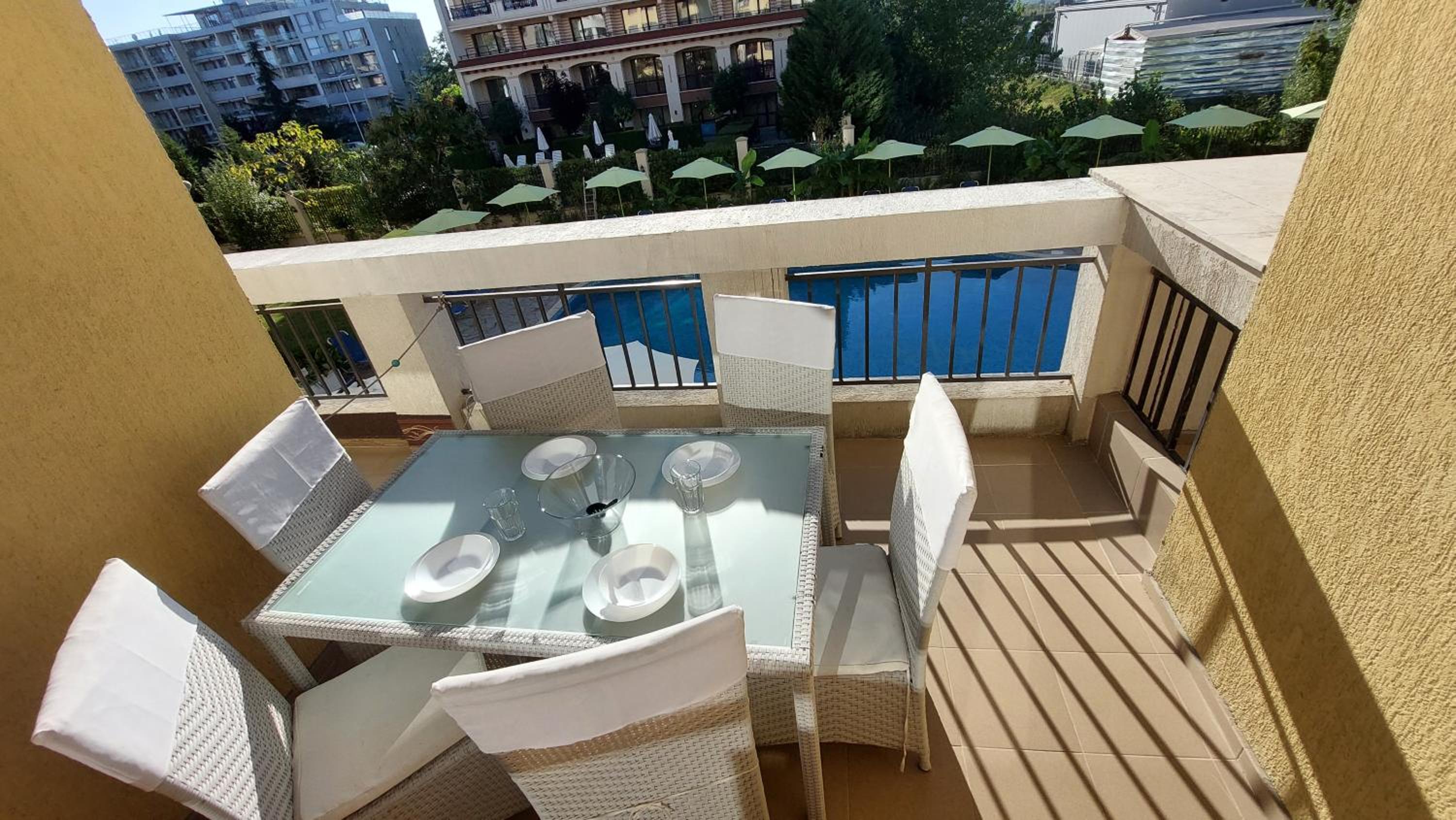 Apartment with Pool View