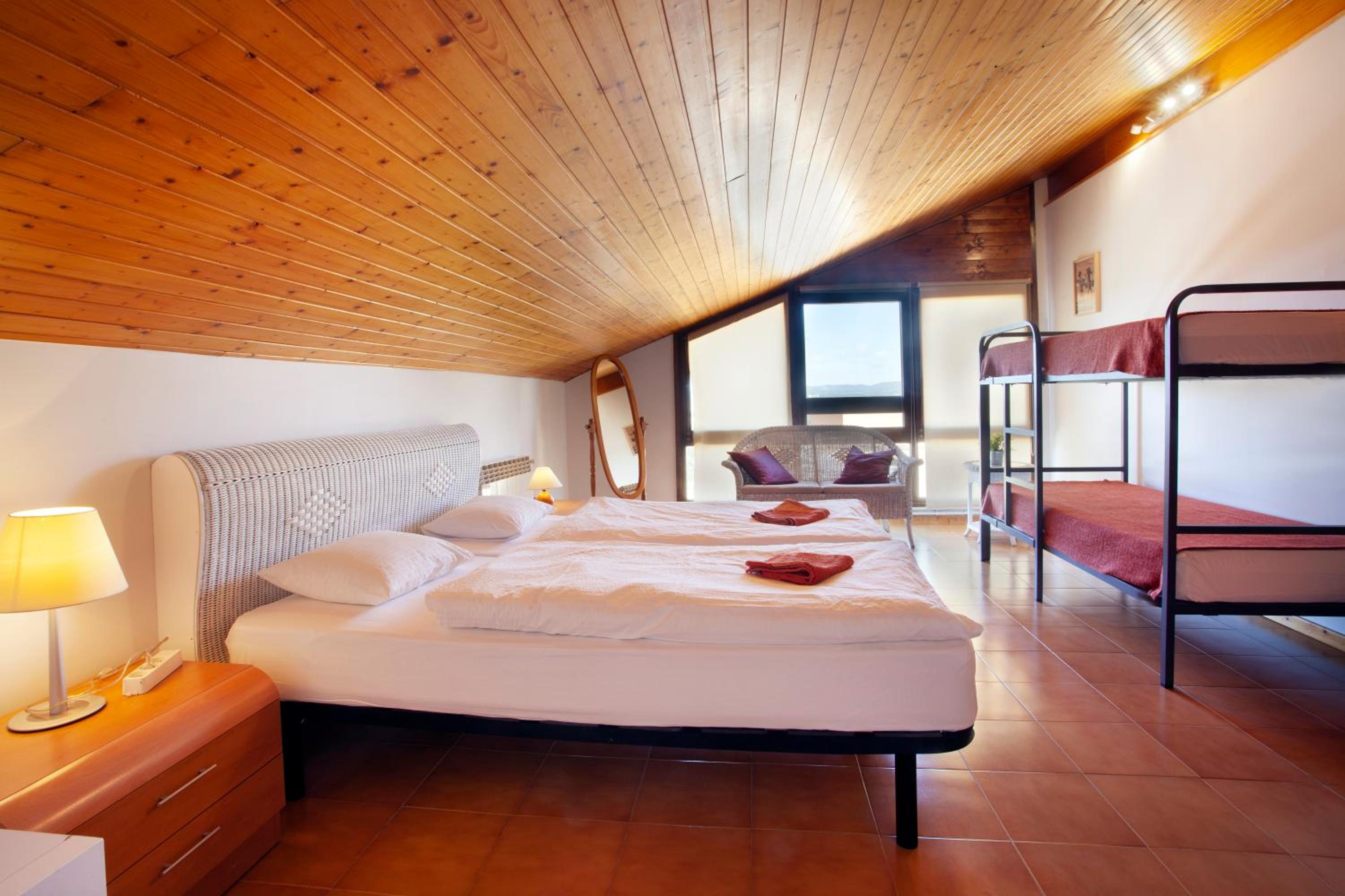 Economy Quadruple Room - Photo 3