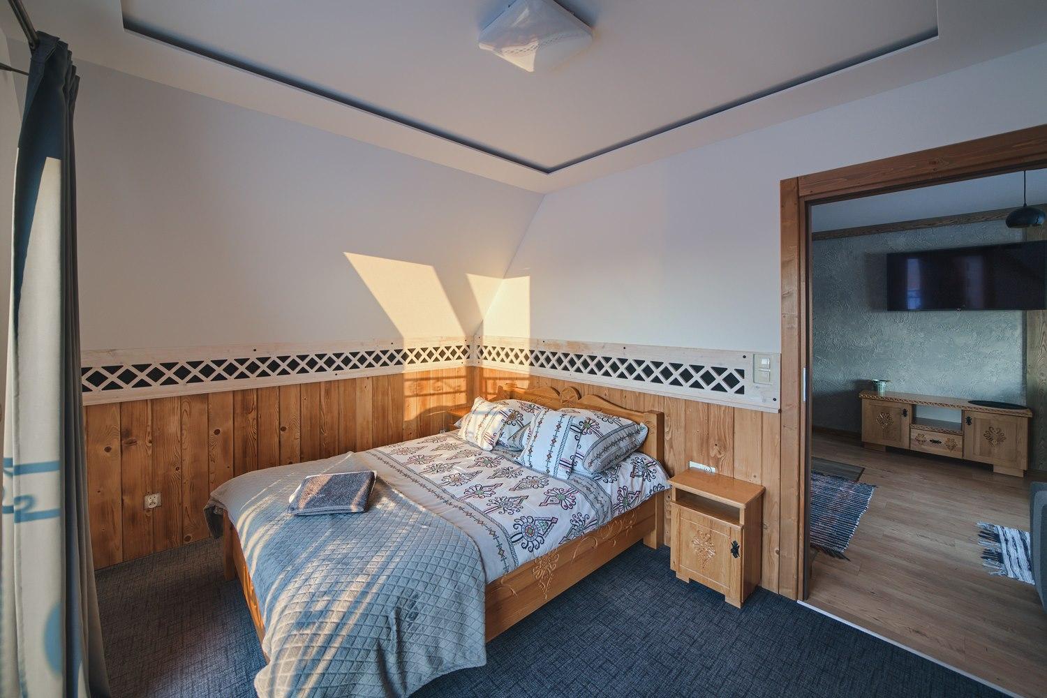 Deluxe Apartment with Balcony and Mountain View