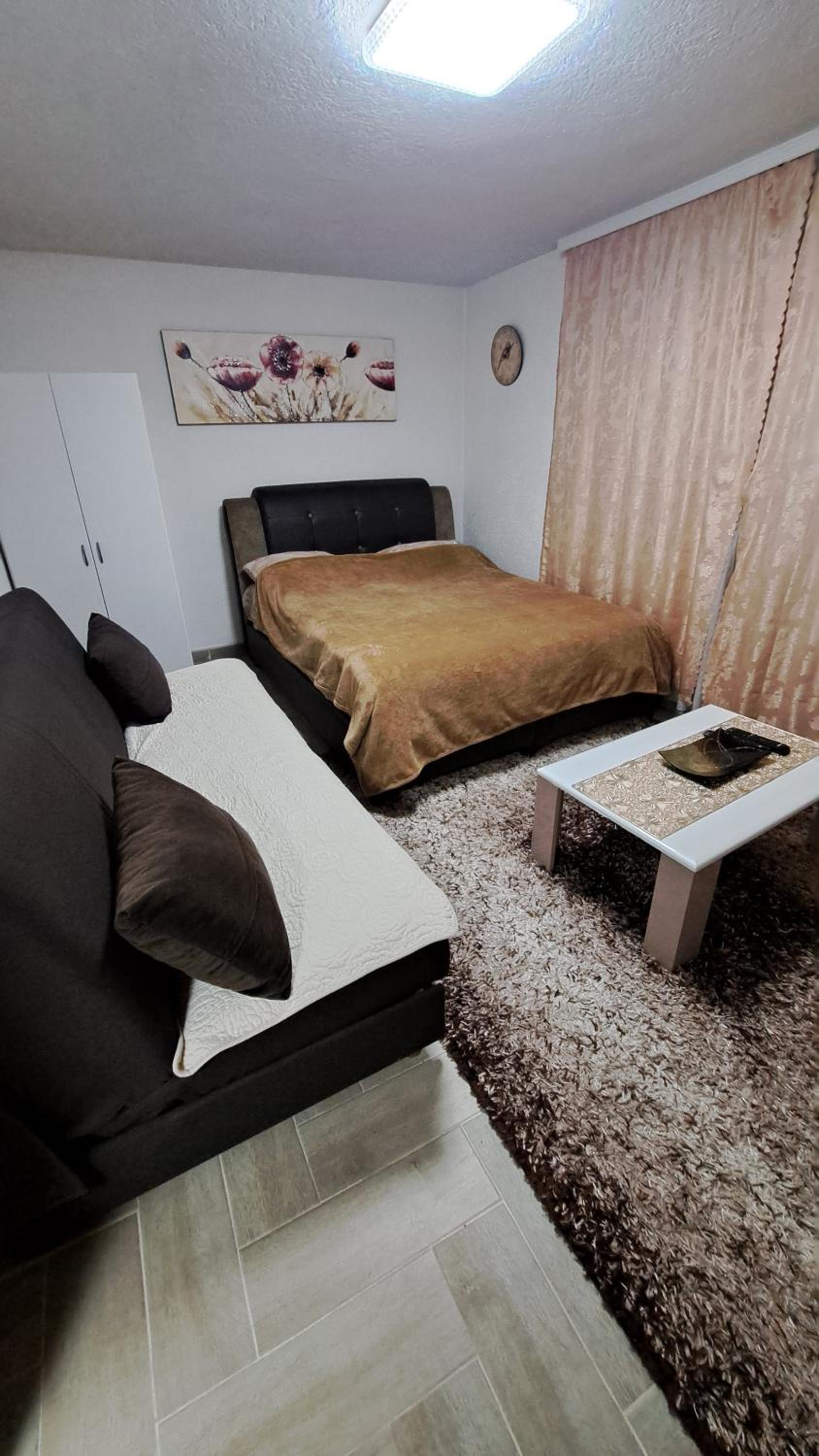 One-Bedroom Apartment photo 1
