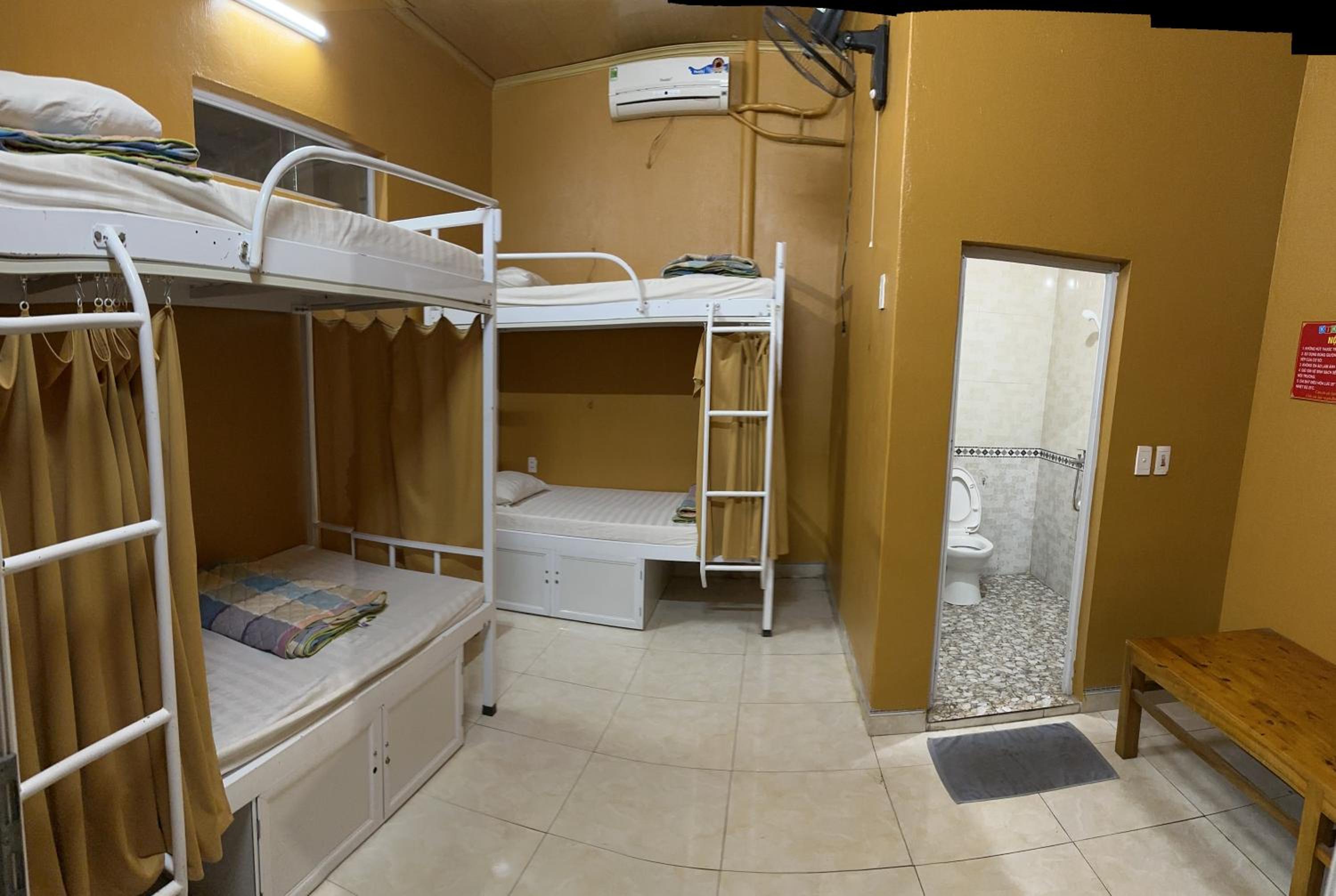 Quadruple Room with Private Bathroom photo 1