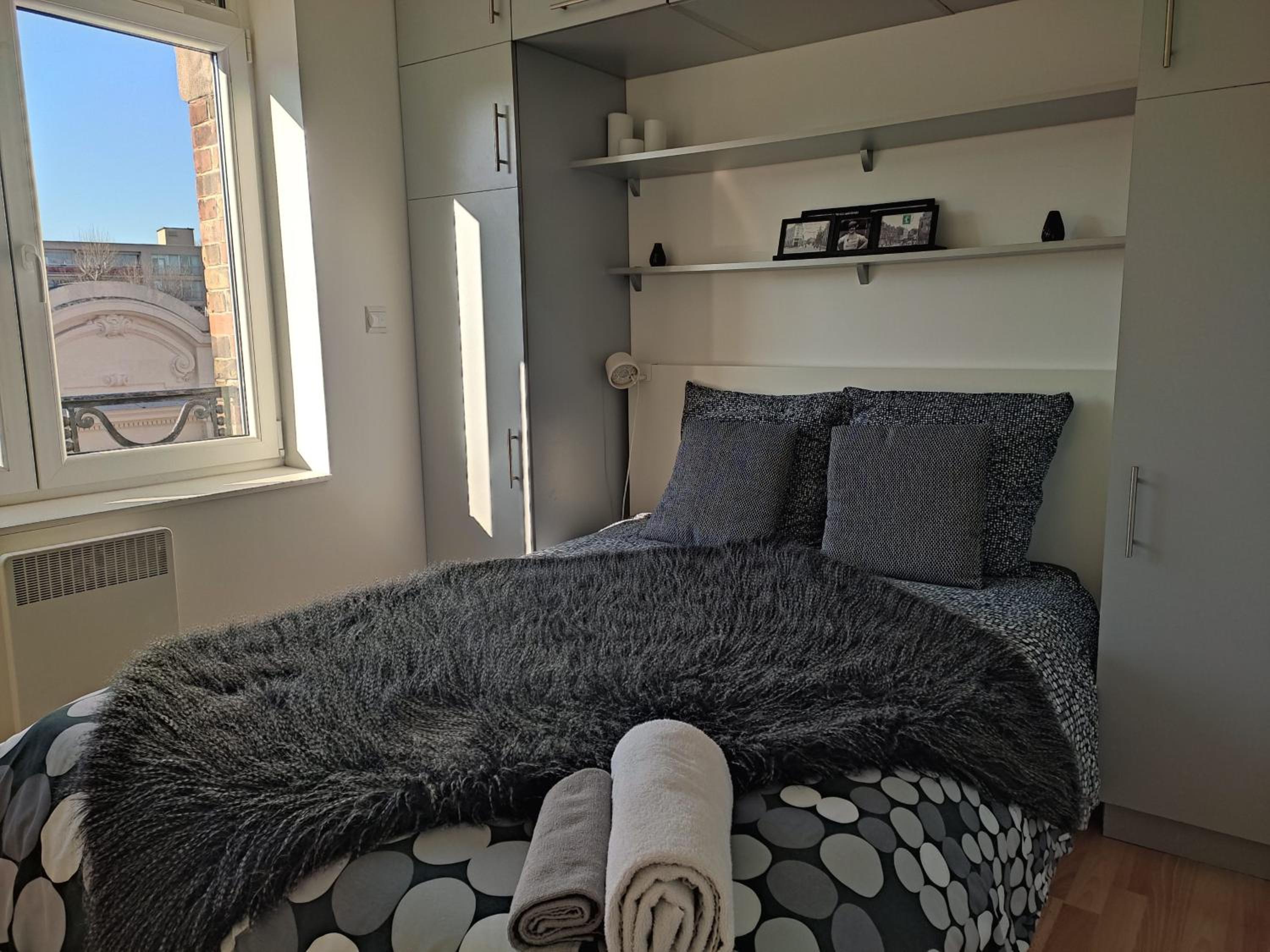 Apartment with Balcony and City View photo 2