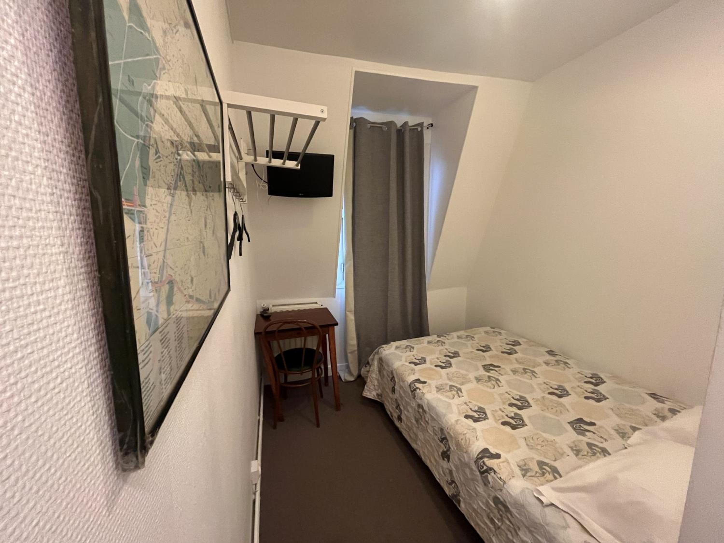 Single Room with Private Bathroom photo 3