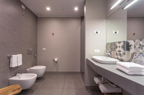 Twin Room with Balcony - Photo 4