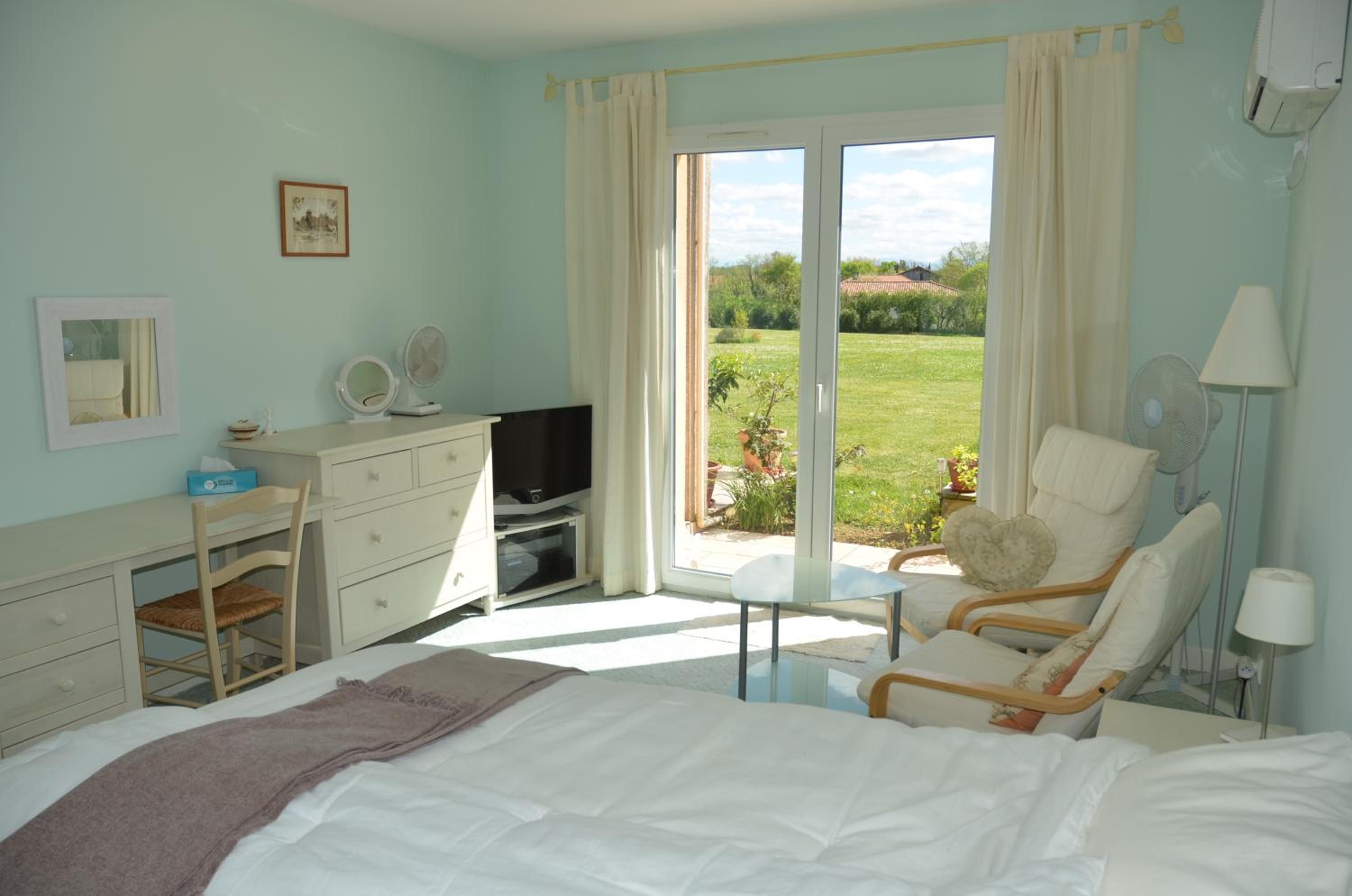 Deluxe Double or Twin Room with Pool Access photo 3