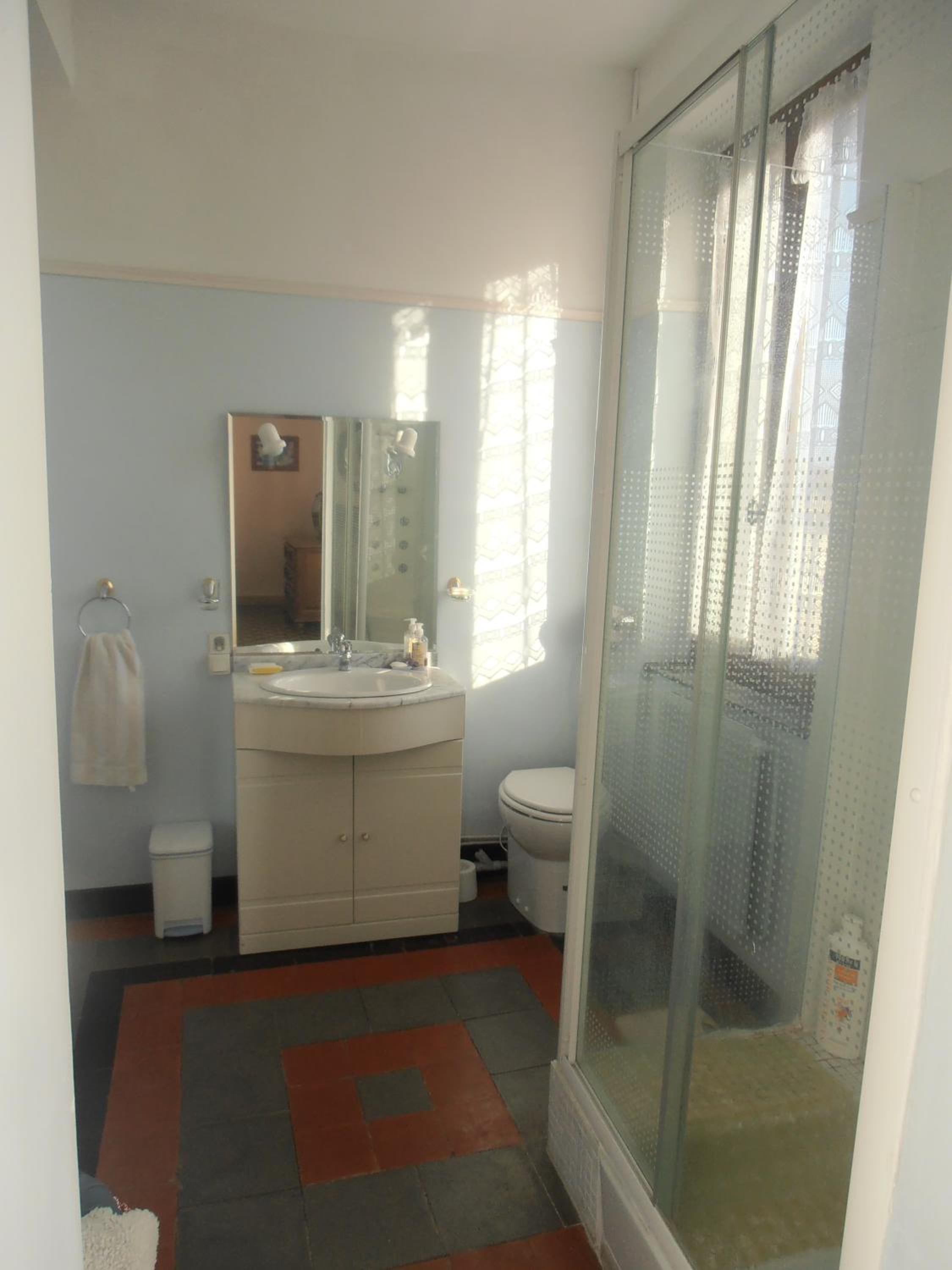 Family Room with Private Bathroom photo 3