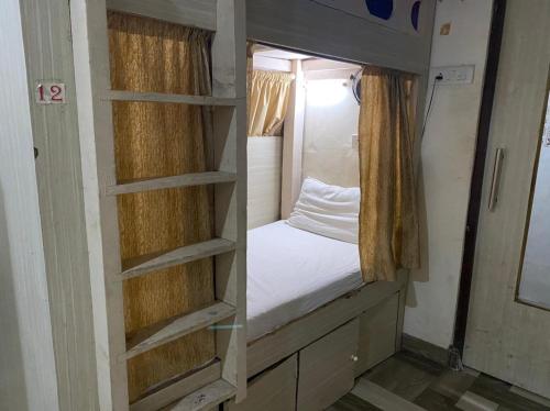 Bed in 8-Bed Mixed Dormitory Room