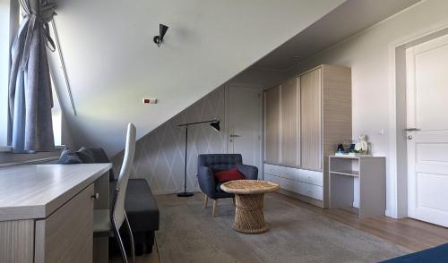 Family Room with Private Bathroom - Photo 5