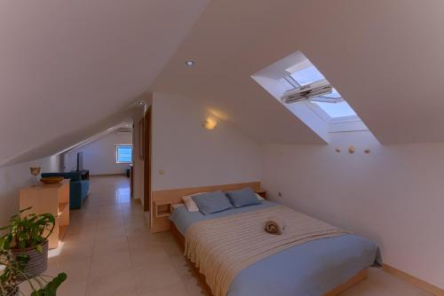 One-Bedroom Apartment with Balcony and Sea View - Photo 13