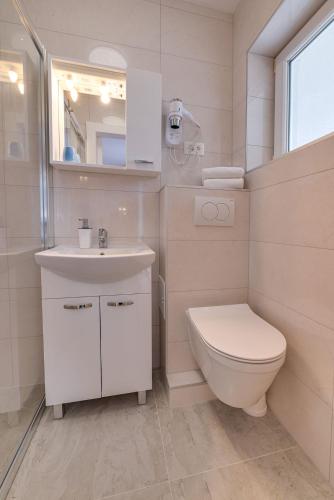 Double Room with Balcony - Photo 13