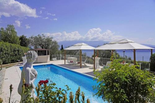 Villa with Garden View