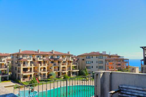 Apartment with Pool View