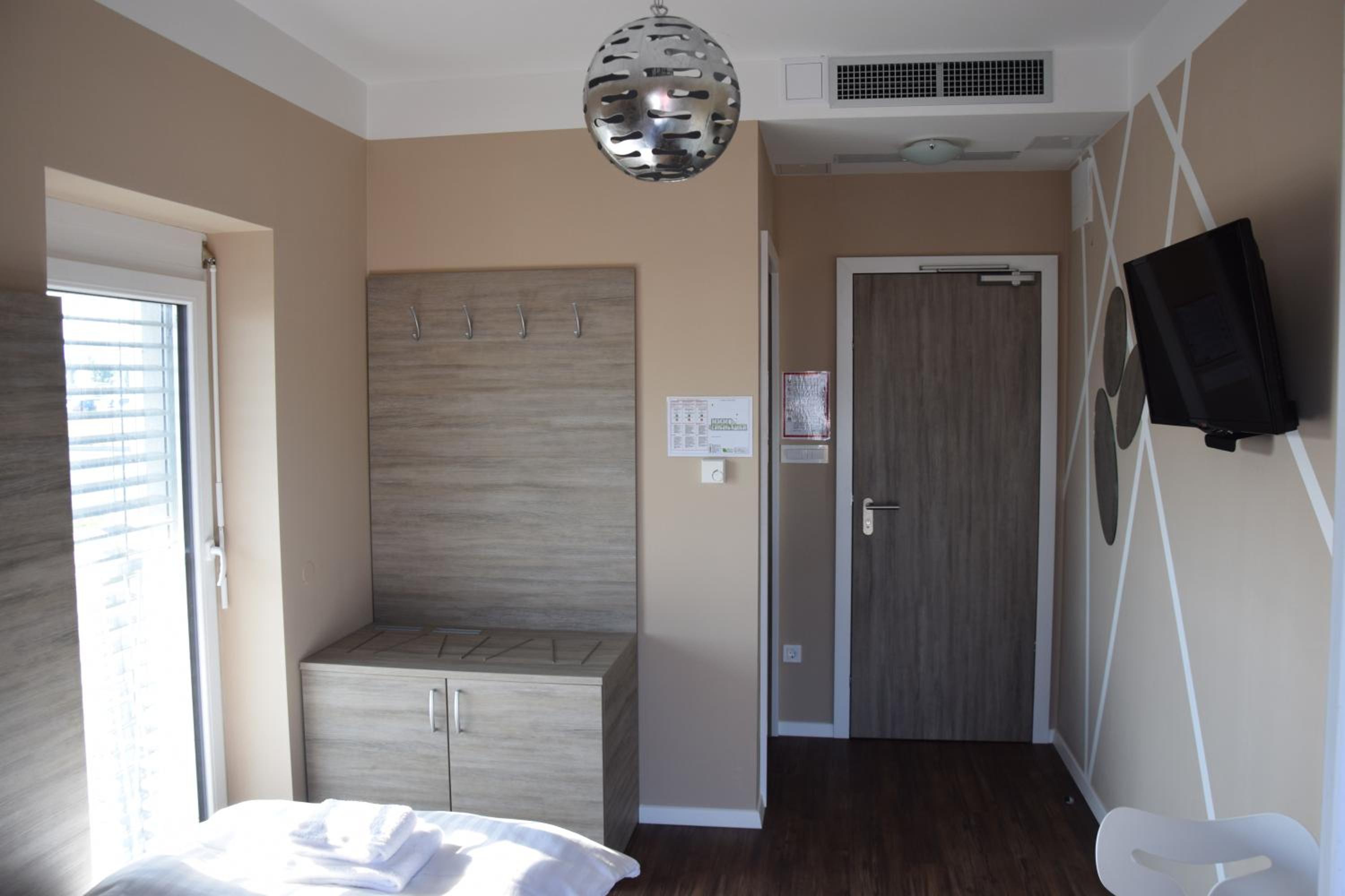 Single Room with Private Bathroom photo 1