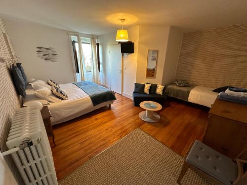 Six-Bedroom House photo 3