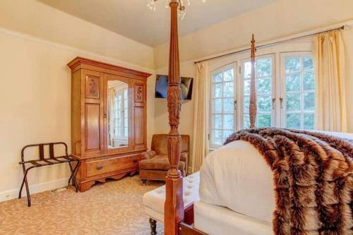 Three-Bedroom House - Photo 1