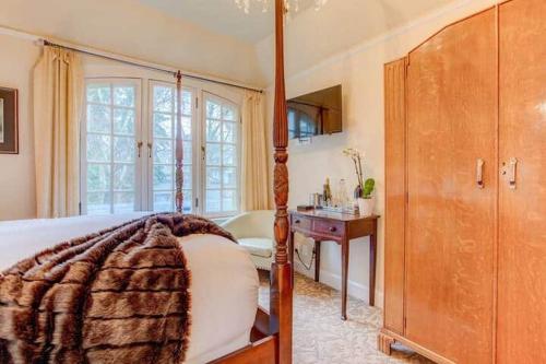 Three-Bedroom House - Photo 9