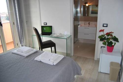 Deluxe Double Room with Balcony and Sea View - Photo 8