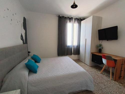 Double or Twin Room with Bathroom - Photo 3