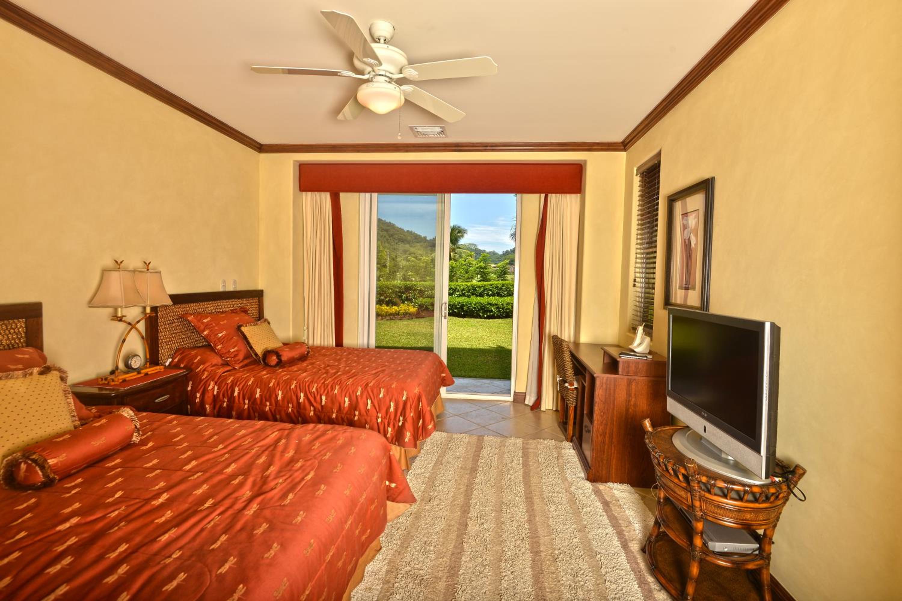 Deluxe Three-Bedroom Apartment with Sea View