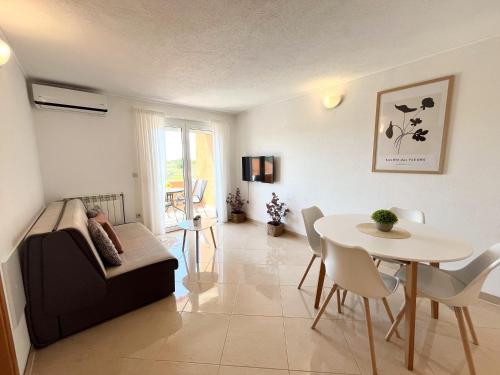 One-Bedroom Apartment with Balcony photo 2