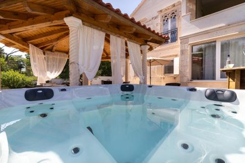 Villa photo 2
