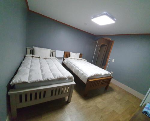 Twin Room with Bathroom - Photo 3
