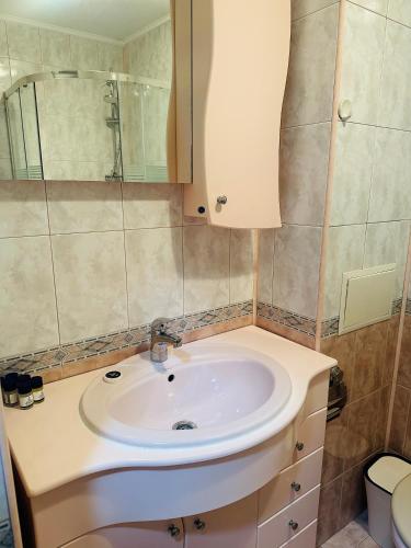 Two-Bedroom Apartment - Photo 5