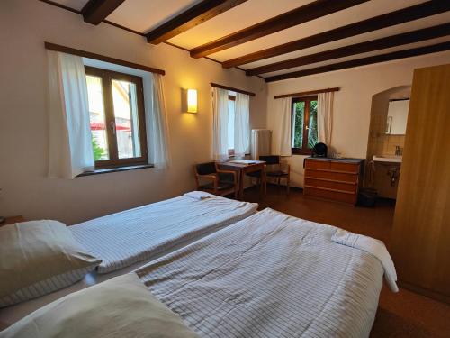 Double Room with Shared Bathroom photo 3