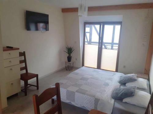 Studio Apartment with Balcony photo 2
