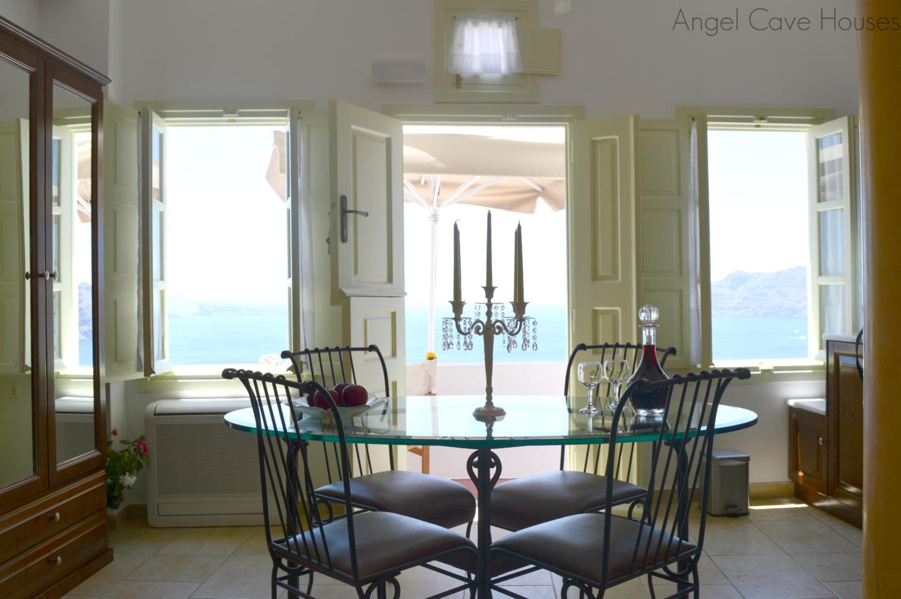 Stroghyle Studio With Balcony, Caldera and Sea View and Semi-Private Outdoor Hot-Tub 