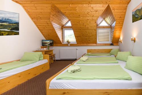 Quadruple Room with Mountain View photo 3