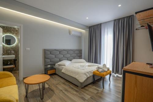 Deluxe Double Room with Side Sea View