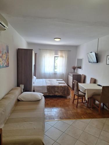 Studio Apartment photo 2
