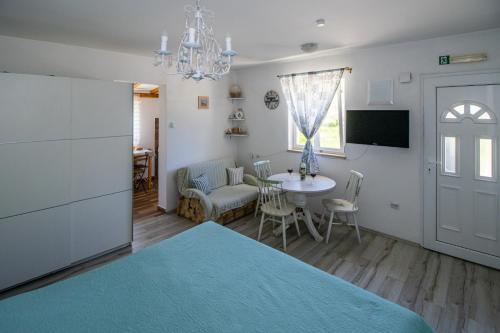 Studio Apartment with Terrace - Photo 28