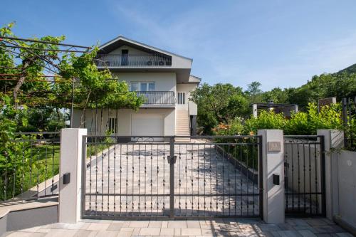 Three-Bedroom Villa photo 2