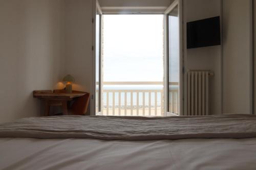 King Suite with Balcony photo 2