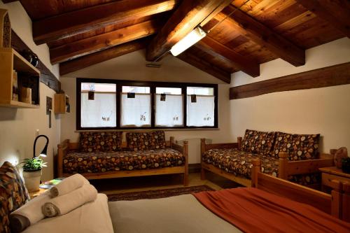 8-Bed Mixed Dormitory Room photo 3