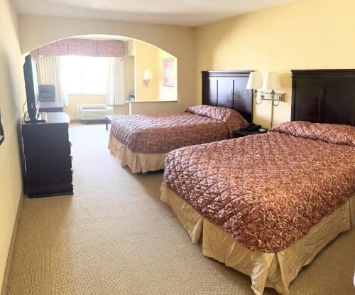 Standard Queen Room with Two Queen Beds - Non Smoking  photo 1