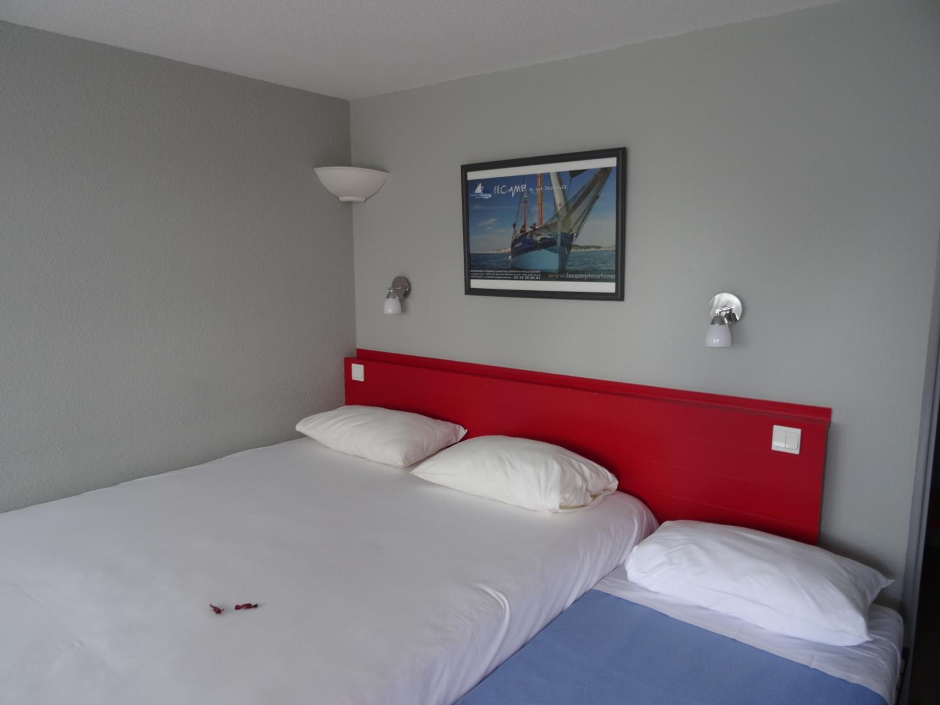 Triple Room (1 double bed and 1 single bed)