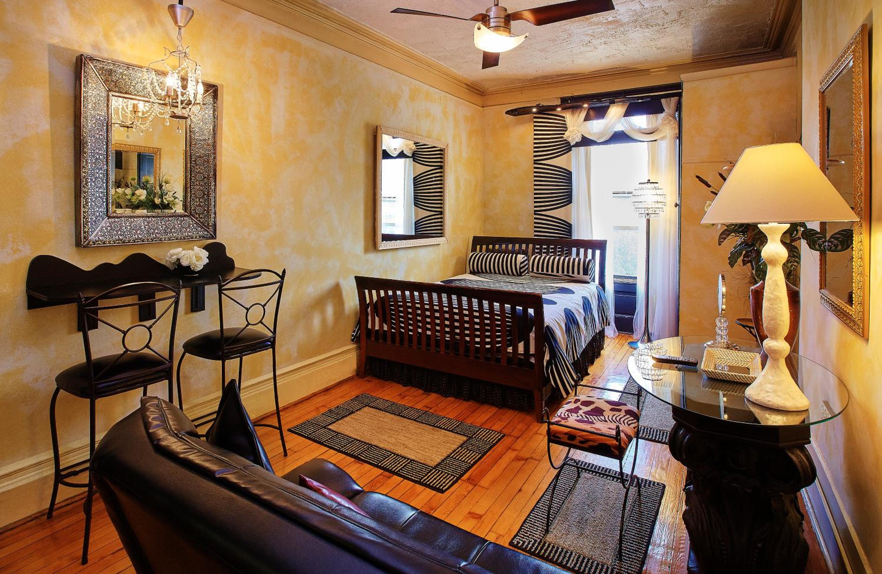 Queen Room photo 2